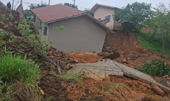 Vídeo: casa desliza em barranco após chuvas no Paraná