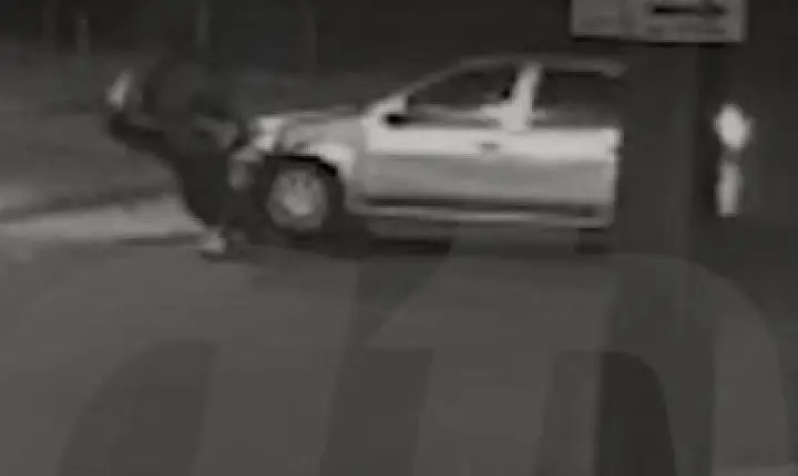 Vídeo: moto fica cravada em carro após batida