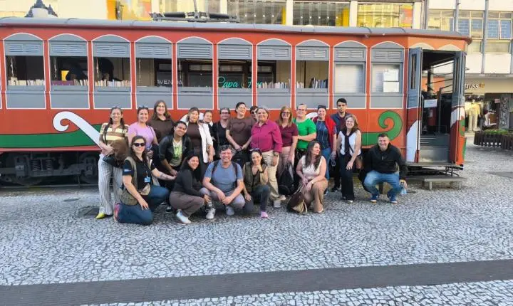 Visita técnica leva agentes de bibliotecas de municípios do Oeste a espaços de referência em Curitiba
