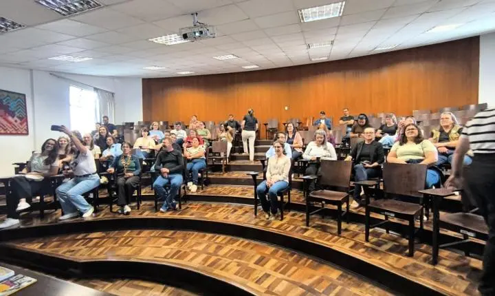 Visita técnica leva agentes de bibliotecas de municípios do Oeste a espaços de referência em Curitiba